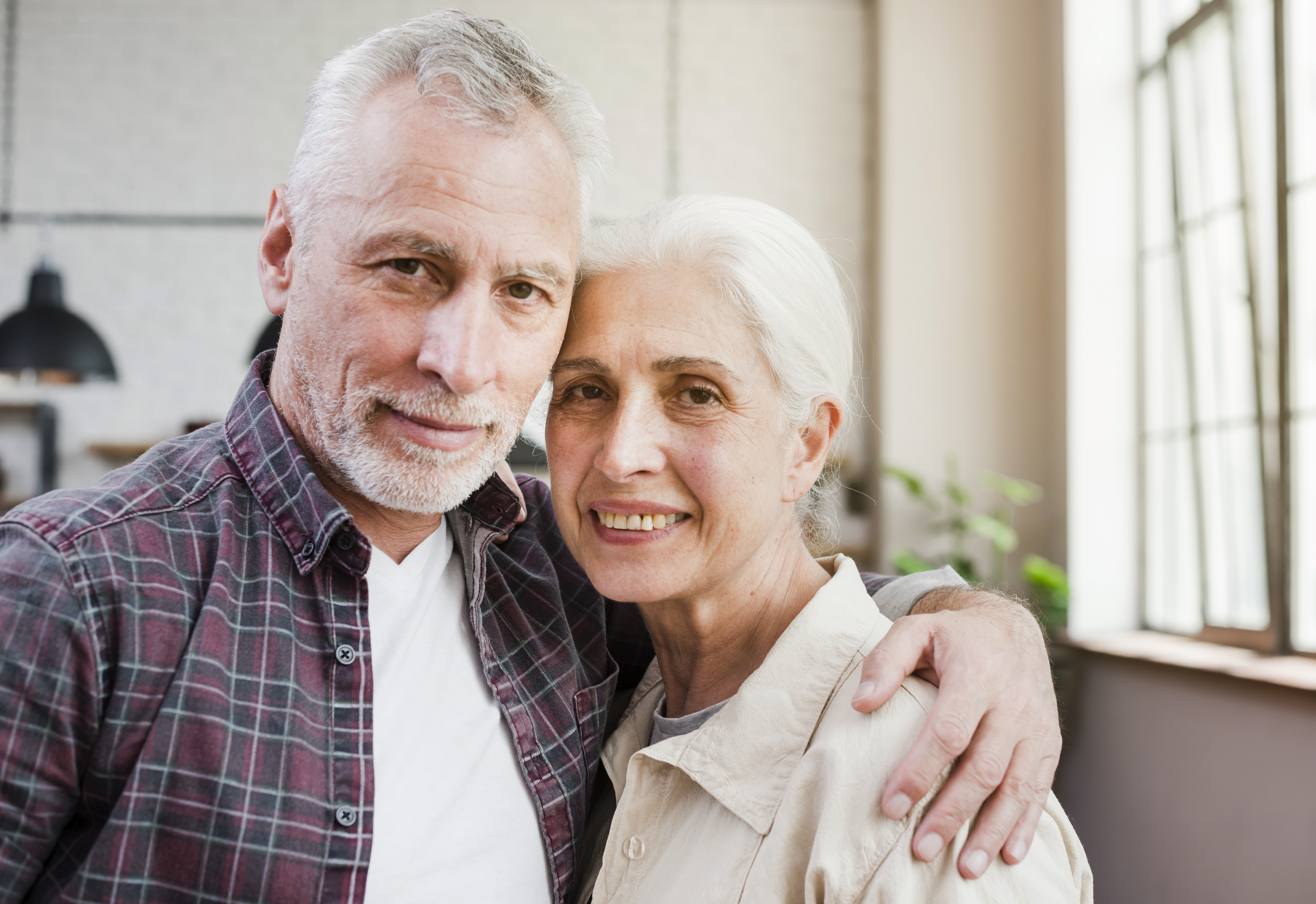 elder-couple-posing-photo